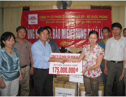 Ông Bùi Quang Hoàn – Phó Chủ tịch Thường trực Uỷ ban MTTQ tỉnh Hà Tĩnh tiếp nhân số quà do CBCNV Tập đoàn Hà Đô hỗ trợ đồng bào vùng lũ