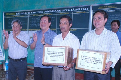Thứ trưởng Trần Quang Quý trao quà cho đại diện các trường học xã Phương Mỹ
