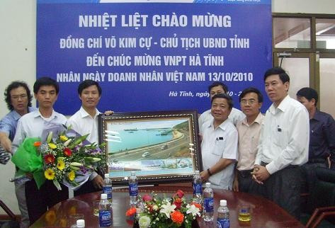 Chủ tịch UBND tỉnh Võ Kim Cự tặng quà chúc mừng CBCNV Viễn thông Hà Tĩnh