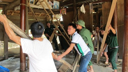 Chiến sỹ Đồn 569 giúp nhân dân Hòa Hải dựng lại nhà cửa