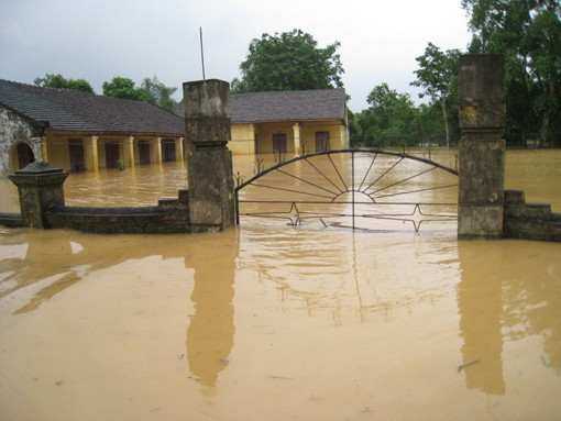 Trường Tiểu học Sơn Thịnh (Hương Sơn) bị ngập sâu 1,2m