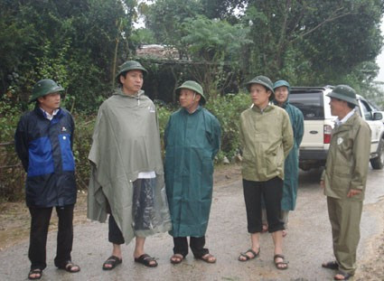 Phó Chủ tịch UBND tỉnh Hà Tĩnh Lê Đình Sơn kiểm tra, chỉ đạo công tác phòng chống mưa lũ ở huyện Vũ Quang