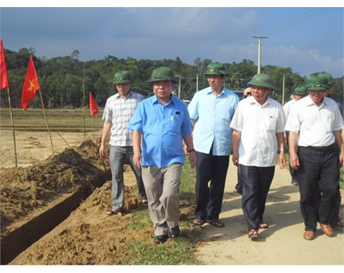 Chủ tịch UBND tỉnh kiểm tra tình hình khắc phục sản xuất vụ đông tại xã Ân Phú ( Vũ Quang)