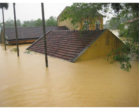 Hàng trăm nhà dân ở xã Phương Mỹ (Hương Khê) chìm sâu trong lũ