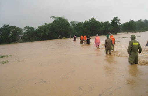 Một chiếc cầu bị cuốn trôi, giao thông bị chia cắt Lực lượng quân sự, công an tiếp cận hiện trường