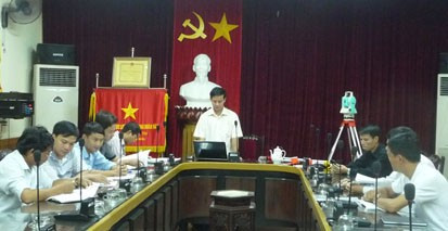 Đại diện Công ty CP Phát triển Công nghệ Trắc địa Việt Nam hướng dẫn, chuyển giao công nghệ máy toàn đạc điện tử DMD322 cho đội ngũ cán bộ ngành GTVT Hà Tĩnh