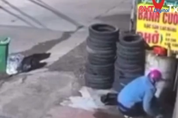Camera ghi cảnh người đàn ông dùng xăng đốt nhà dân trong đêm