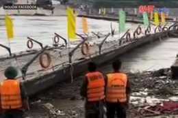 Nước lũ chảy xiết cuốn trôi cầu phao Phong Châu