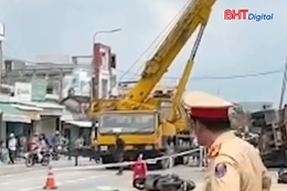Xe tải lạc tay lái đâm vào nhà dân