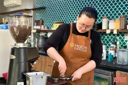 Nhiều bạn trẻ tất bật làm thêm trong mùa Tết