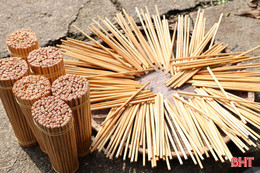 Bền bỉ giữ nghề làm đũa cau nàng Rưng