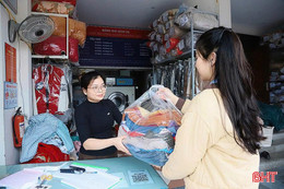Mưa ẩm kéo dài, dịch vụ giặt sấy "đắt hàng"