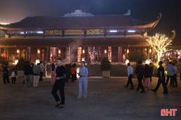 Đầu xuân vãn cảnh chùa Cảm Sơn