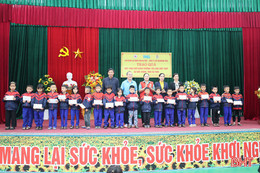 Trao quà cho thân nhân liệt sỹ và học sinh khó khăn bị ảnh hưởng thiên tai