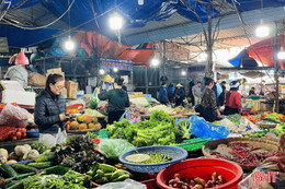 Rau xanh "hút khách", giá tăng nhẹ khi Tết gần vãn