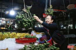 Nhiều tiểu thương mở hàng năm mới Bính Ngọ, kỳ vọng “buôn may, bán đắt”