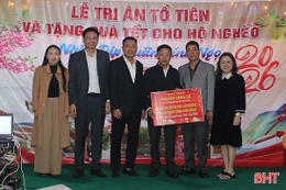 Nhà thơ Nguyễn Đăng Độ trao gần 200 triệu đồng quà Tết cho người nghèo