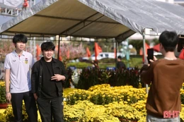 Sinh viên Lào thích thú trải nghiệm không khí Tết Hà Tĩnh