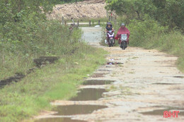 Tuyến đường liên xã đi qua xã Hương Phố xuống cấp nghiêm trọng