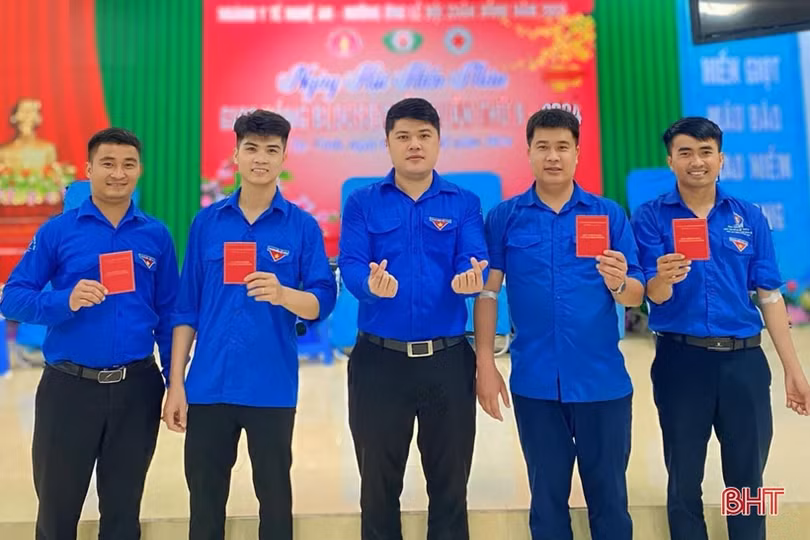 Bốn cán bộ Đoàn, thanh niên từ Hà Tĩnh ra Nghệ An hiến máu cứu người