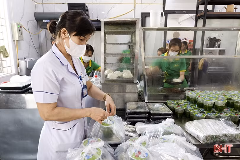 Những bữa ăn nghĩa tình ấm lòng người bệnh ở BVĐK Đức Thọ