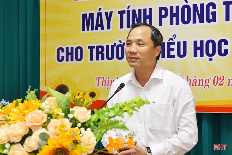 Trao tặng máy tính và các thiết bị trị giá 250 triệu đồng cho Trường Tiểu học Thịnh Lộc