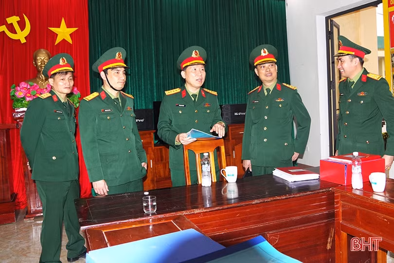 Chính ủy Bộ CHQS Hà Tĩnh kiểm tra việc chuẩn bị đón nhận tân binh
