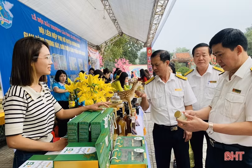 Bộ trưởng Bộ Y tế tham quan gian hàng giới thiệu sản phẩm OCOP Hà Tĩnh
