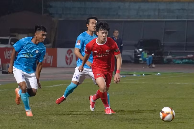 Từ cậu bé quên ăn để đá bóng tới nhạc trưởng bóng đá Việt Nam