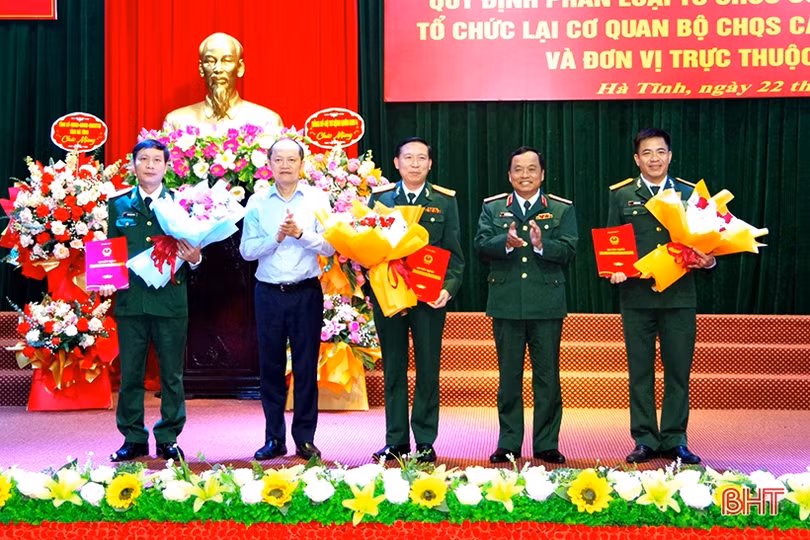 Công bố các quyết định về tổ chức lại cơ quan quân sự địa phương
