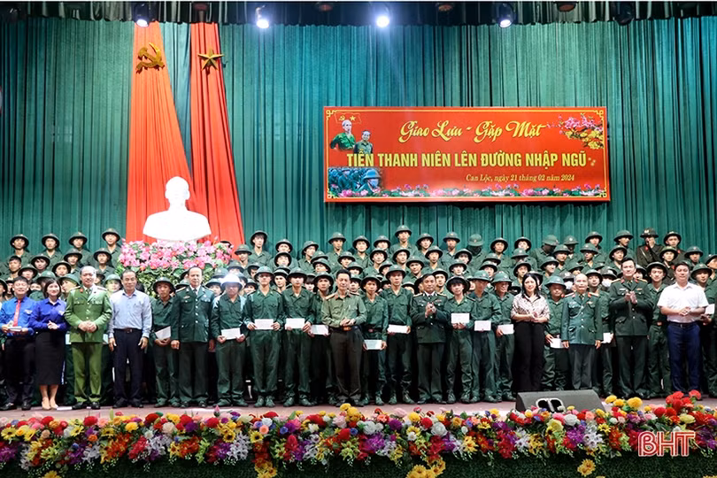 Can Lộc giao lưu, gặp mặt thanh niên lên đường nhập ngũ