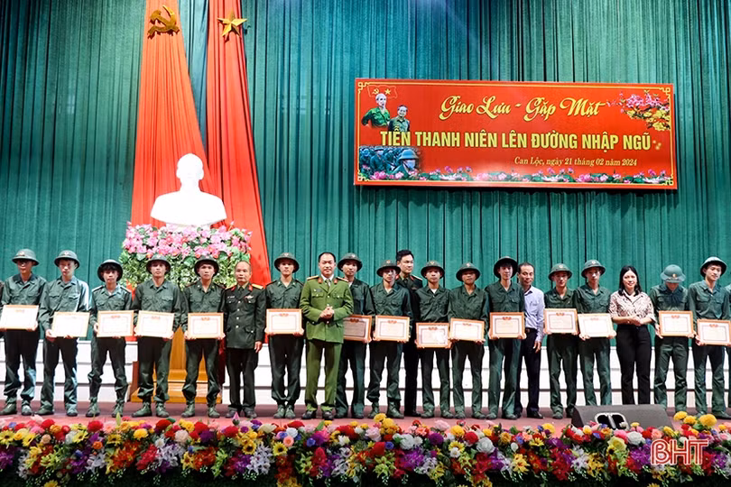 Can Lộc giao lưu, gặp mặt thanh niên lên đường nhập ngũ