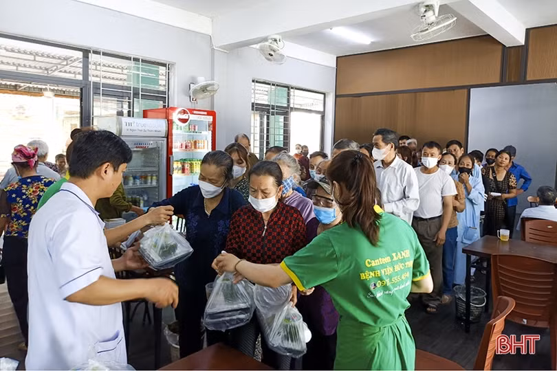 Những bữa ăn nghĩa tình ấm lòng người bệnh ở BVĐK Đức Thọ