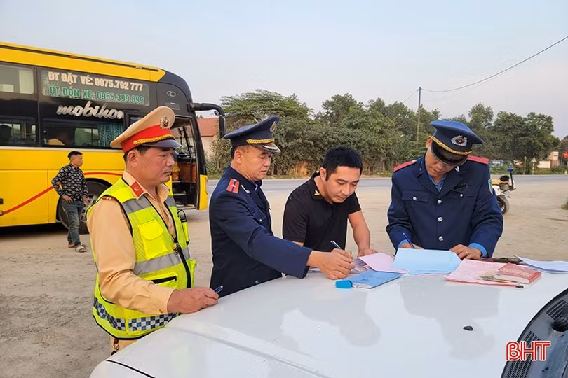 Lực lượng chức năng ghi hình, xử lý xe đón, trả khách sai quy định ở Hà Tĩnh