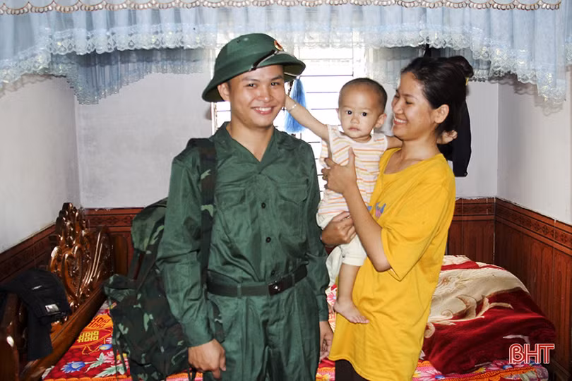 Tạm biệt vợ con, ngày mai anh lên đường...