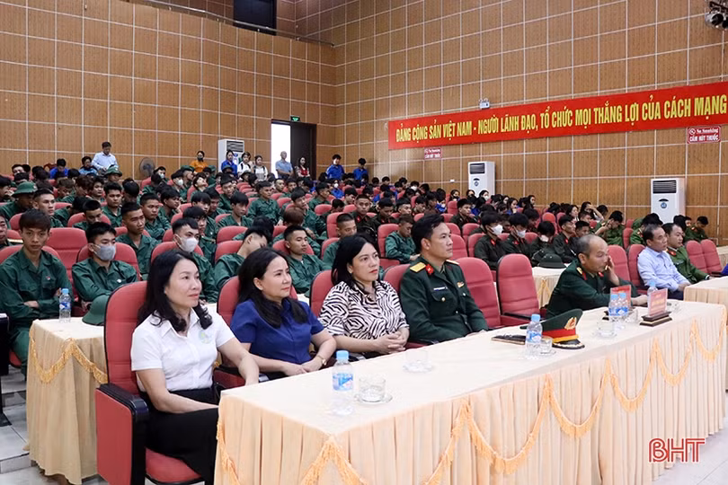Can Lộc giao lưu, gặp mặt thanh niên lên đường nhập ngũ