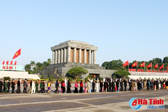 Đoàn người vào lăng viếng Bác. (Ảnh: Thanh Hoài) Đoàn người vào lăng viếng Bác. (Ảnh: Thanh Hoài)