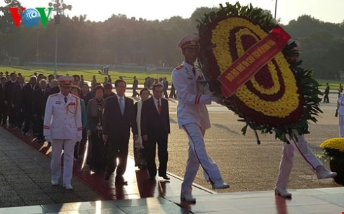 Viếng Chủ tịch Hồ Chí Minh nhân dịp Đại hội thi đua yêu nước toàn quốc ảnh 1 Viếng Chủ tịch Hồ Chí Minh nhân dịp Đại hội thi đua yêu nước toàn quốc ảnh 1