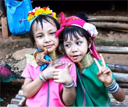 Các bé gái được đeo vòng cổ từ nhỏ