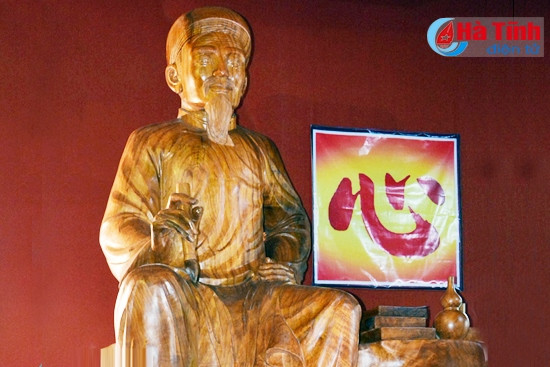 Pho tượng Nguyễn Du bằng gỗ gù hương lớn nhất Việt Nam của ông Nguyễn Lê Huy được xác lập kỷ lục Việt Nam đang được trưng bày tại Khu lưu niệm Nguyễn Du Pho tượng Nguyễn Du bằng gỗ gù hương lớn nhất Việt Nam của ông Nguyễn Lê Huy được xác lập kỷ lục Việt Nam đang được trưng bày tại Khu lưu niệm Nguyễn Du