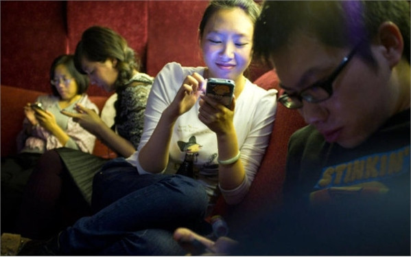 Sử dụng điện thoại nhiều có thể làm bạn mù mắt ảnh 1