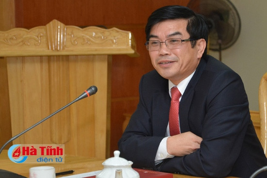 Trưởng ban Tuyên giáo Đặng Quốc Vinh: Cần xây dựng, bổ sung các hình ảnh trên màn hình sân khấu về Đại thi hào Nguyễn Du, về quê hương Hà Tĩnh nói chung, Nghi Xuân, Tiên Điền nói riêng. Trưởng ban Tuyên giáo Đặng Quốc Vinh: Cần xây dựng, bổ sung các hình ảnh trên màn hình sân khấu về Đại thi hào Nguyễn Du, về quê hương Hà Tĩnh nói chung, Nghi Xuân, Tiên Điền nói riêng.