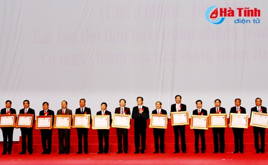 Hà Tĩnh đón nhận Huân chương Lao động hạng Nhất về thành tích xây dựng NTM ảnh 1