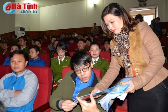 Nhân viên Trung tâm Phòng, chống HIV/AIDS phát tờ rơi tuyên truyền về dự phòng lây nhiễm HIV cho các đoàn viên thanh niên. Nhân viên Trung tâm Phòng, chống HIV/AIDS phát tờ rơi tuyên truyền về dự phòng lây nhiễm HIV cho các đoàn viên thanh niên.
