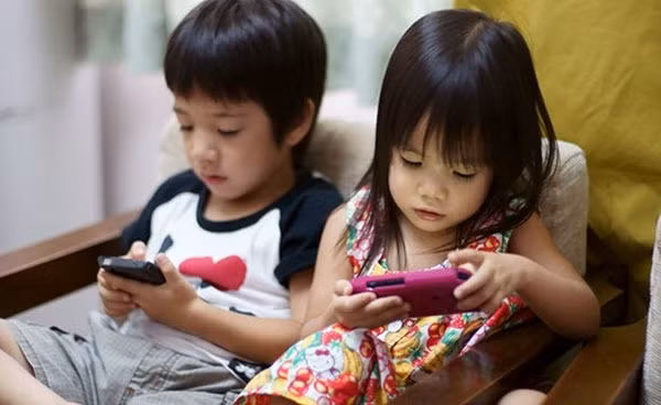 Sử dụng điện thoại nhiều có thể làm bạn mù mắt ảnh 2