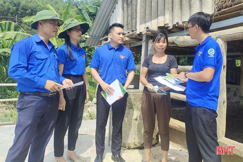 Tổ tư vấn áo xanh của Đoàn Khối CCQ&DN tỉnh hỗ trợ người dân Hương Khê ứng dụng khoa học kỹ thuật vào sản xuất, đời sống. az5654490049434_415de1cdbd747c09fa6794a24aa8e9bb.jpg