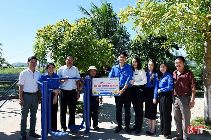 Đoàn cơ sở Cục Thuế Hà Tĩnh và Chi đoàn Báo Hà Tĩnh trao tặng công trình thanh niên hỗ trợ xây dựng nông thôn mới. az5709699851578_b441b8285084dc27e70328ff37a9fd64.jpg