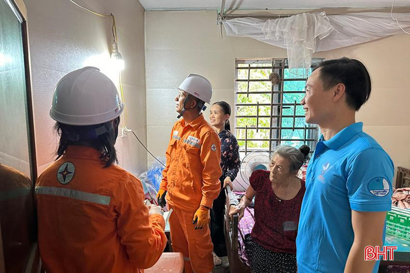 Thanh niên Điện lực Hà Tĩnh trao quà, sửa chữa hỏng hóc về điện cho gia đình chính sách. az5638427544306_ea5d8726a9801ae2dba7434bb3b5e599.jpg