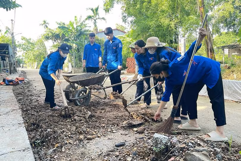 ĐVTN huyện Hương Sơn ra quân hỗ trợ xây dựng nông thôn mới.