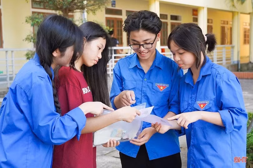 Học sinh Trường THPT Chuyên Hà Tĩnh hưởng ứng chiến dịch tiếp sức mùa thi.